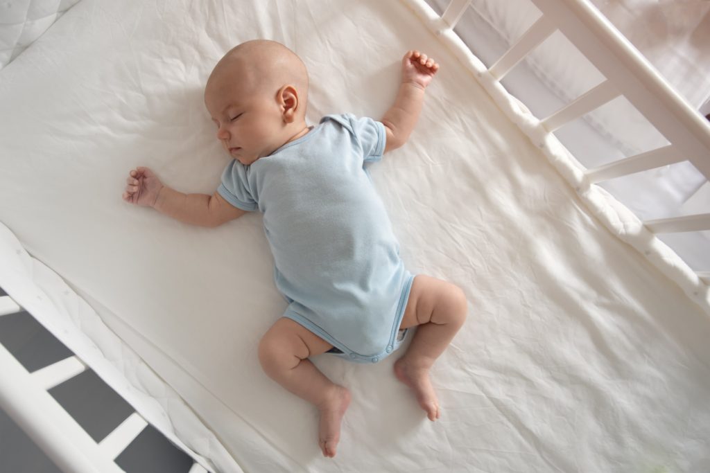Dezvoltarea normală a bebelușului 0–12 luni – repere esențiale și semne că trebuie să consulți pediatrul urgent