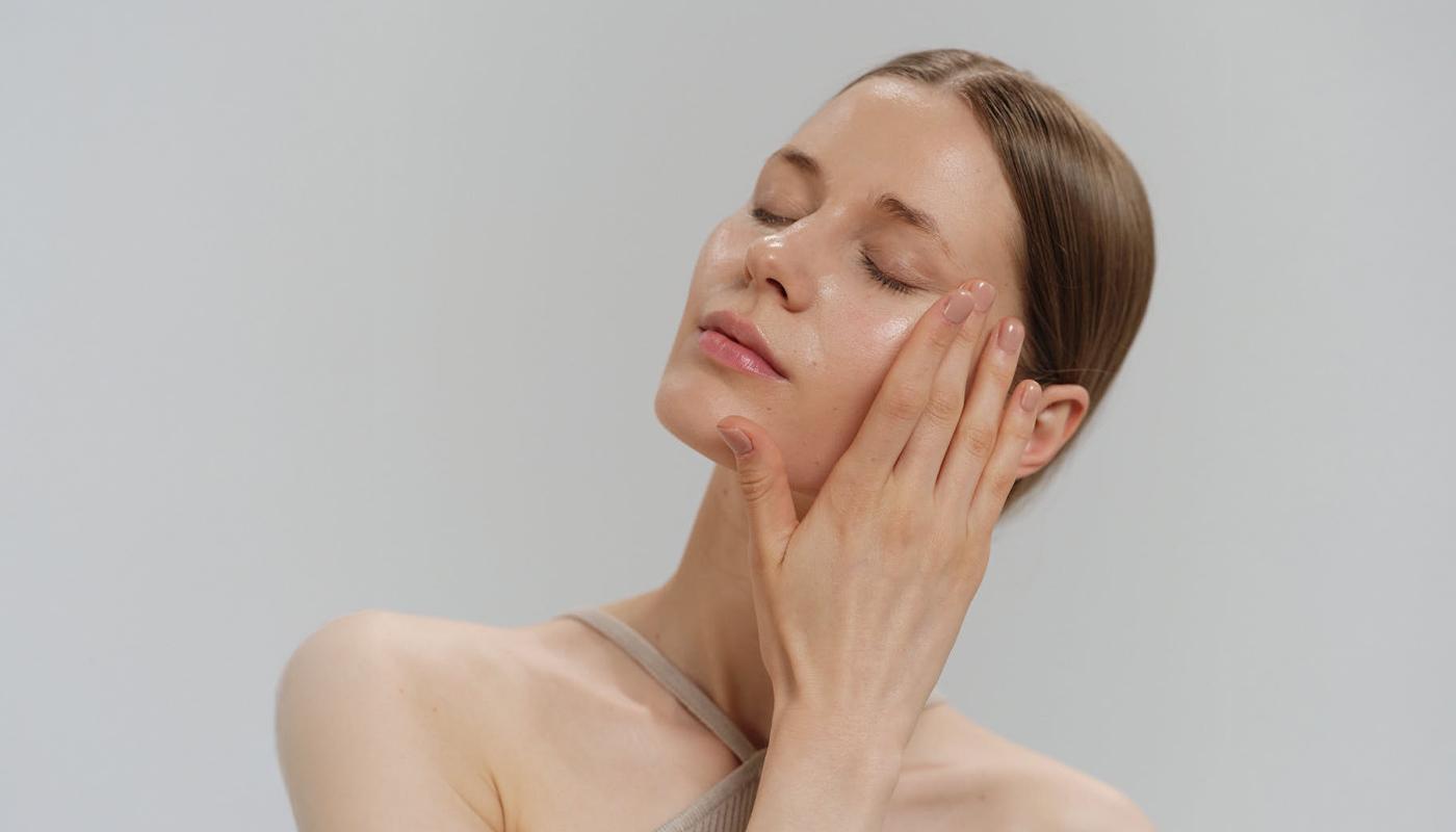 Rutina de skincare minimalistă 2026 – doar 4–5 produse esențiale care chiar funcționează (fără excese depășite)