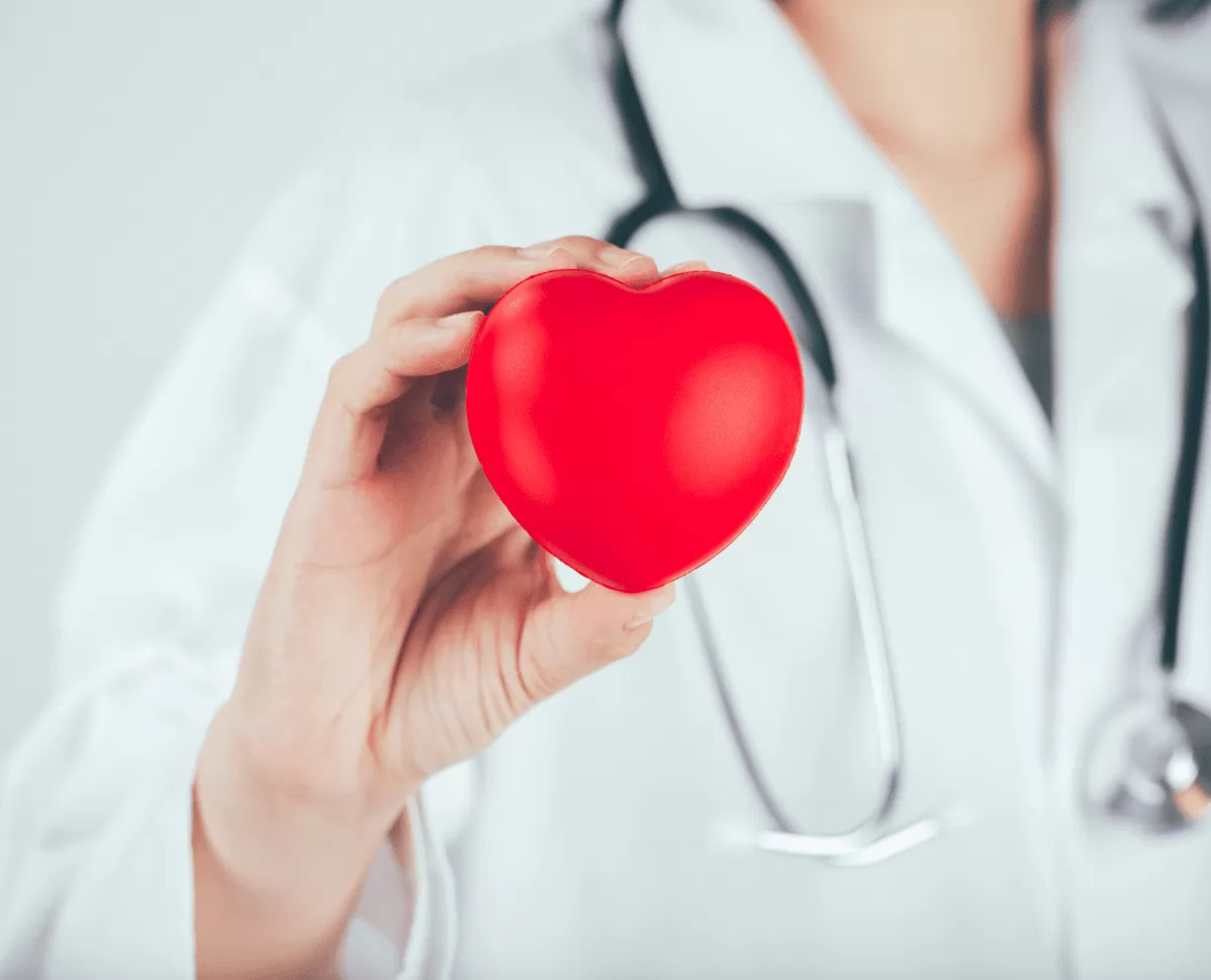 Sănătatea inimii la femei 40+ – de ce riscul crește după menopauză și 7 obiceiuri care reduc infarctul