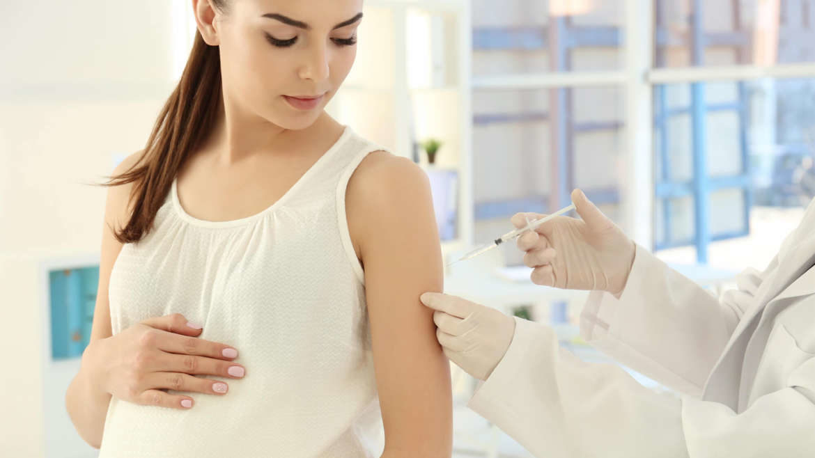 Vaccinări recomandate în sarcină și alăptare – calendar 2026 România + beneficii pentru mamă și bebe